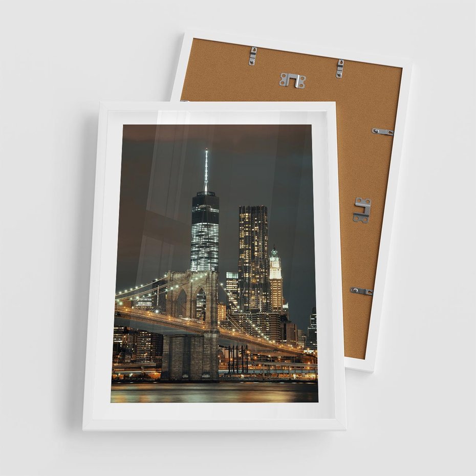 Plakat w ramie 50x70 - Miasto rozświetlone nocnym blaskiem - miasto, nocą - rama biała