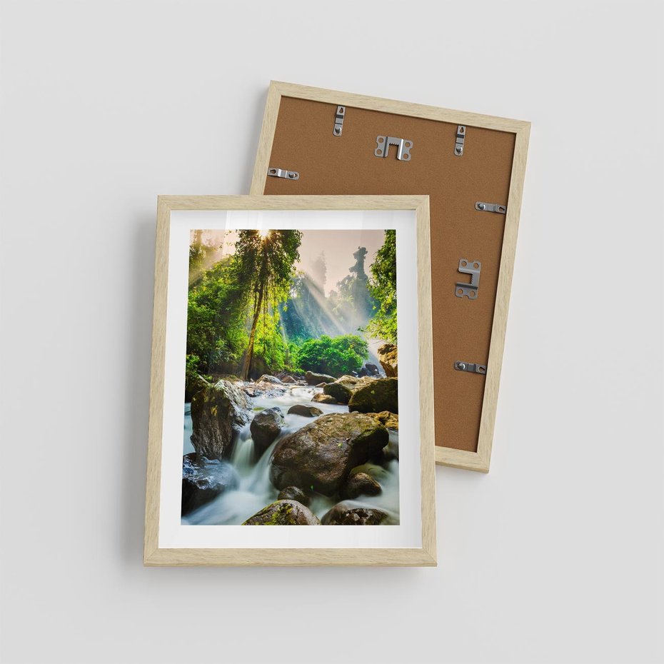 Plakat w ramie 30x40 - Idylliczny strumyk w urokliwym lesie - strumyk, las - rama drewno