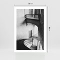 Plakat bez ramy 21x30 - Po Schodach w Dół - czarno białą fotgrafia, zakręcone schody w starek kamienicy