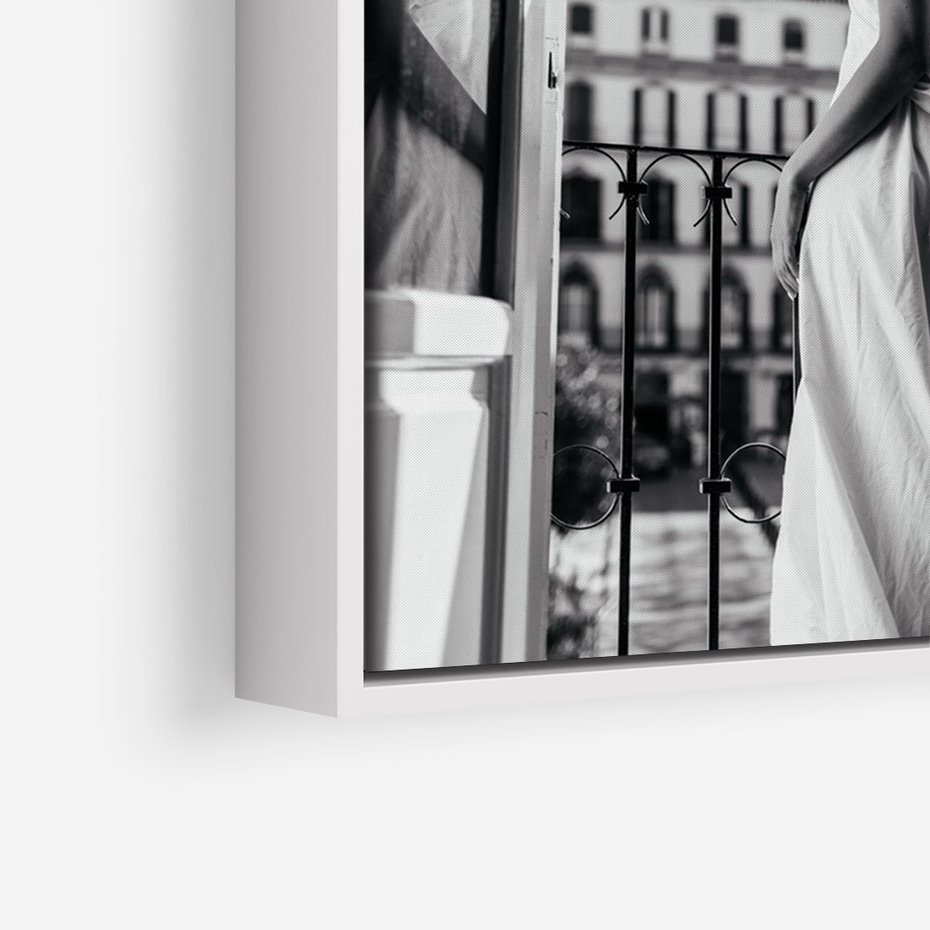 Obraz w ramie 50x70 - Poranki w Paryżu - czarno białe zdjęcie, kobieta w prześcieradle na balkonie - rama biała