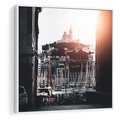 Obraz w ramie 80x80 - Światło Portowe - czarno białe zdjecie, uliczka w nadmorskim mieście - rama biała