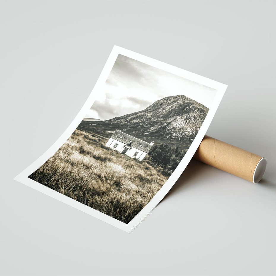 Plakat bez ramy 30x40 - Biały Domek w Sepii: Wiejski Urok - domek w górach, kolory sepii