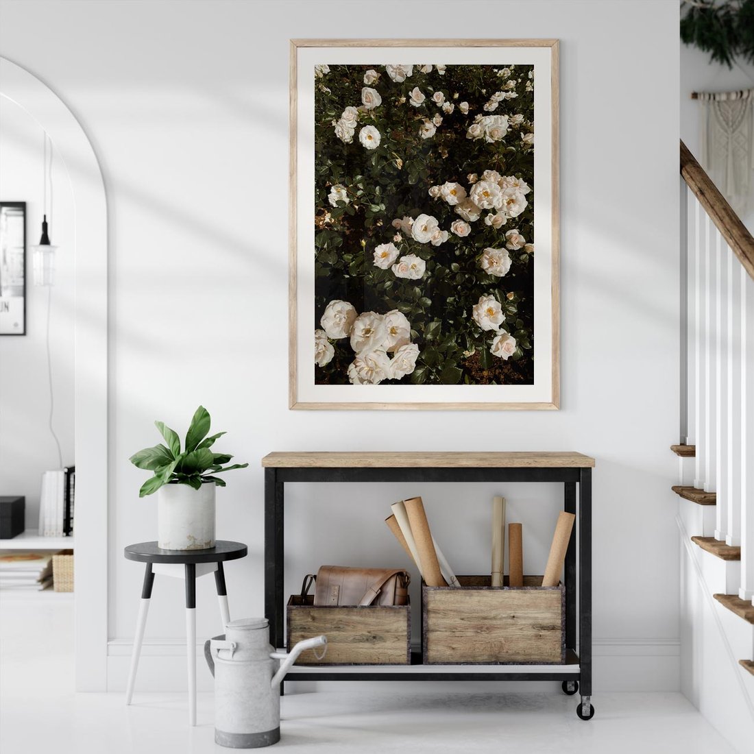 Plakat w ramie 50x70 - Czyste Piękno - białe kwiaty, białe róże - rama drewno