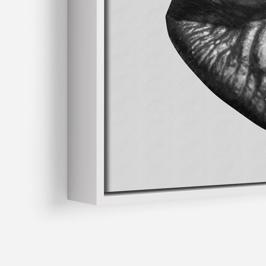 Obraz w ramie 100x70 - Srebrna Moc Wyrazu - srebrne usta, zbliżenie - rama biała