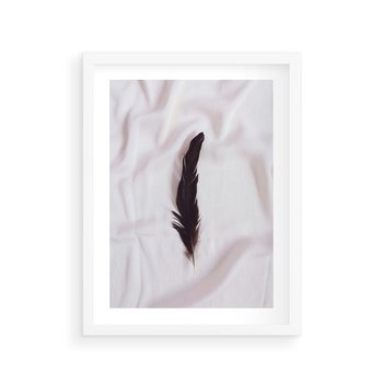 Plakat w ramie 50x70 - Prosta Elegancja - czarne pióro na białej pościeli, minimalizm - rama biała