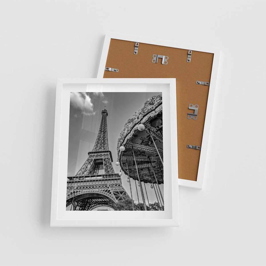 Plakat w ramie 40x50 - Zabawa w Paryżu - czarno białe zdjecie, wieża eiffla - rama biała