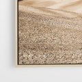 Obraz w ramie 50x50 - Refleksyjny taniec myśli - pustynny krajobraz, odcienie sepii - rama drewno
