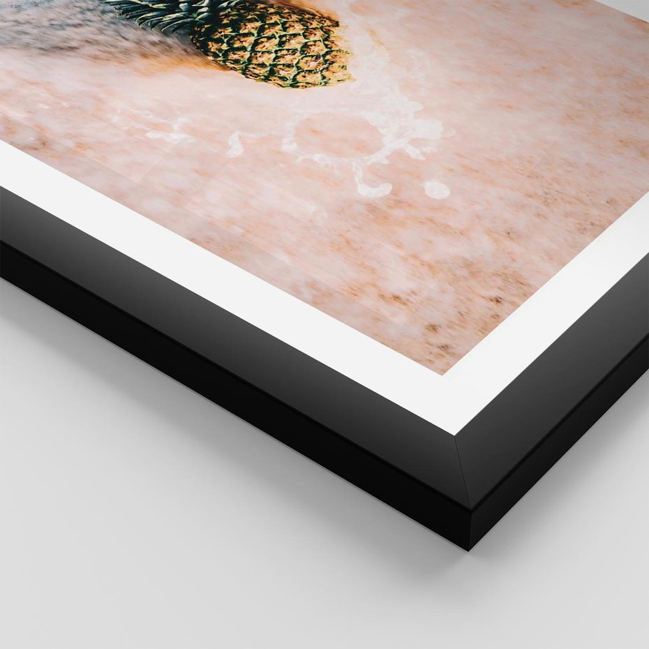 Plakat w ramie 50x70 - Egzotyczna Plaża - ananas, na plaży - rama czarna