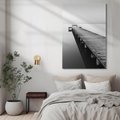 Obraz na płótnie 80x120 - Mglista Perspektywa - czarno biała fotografia, drewniany pomost na jeziorze