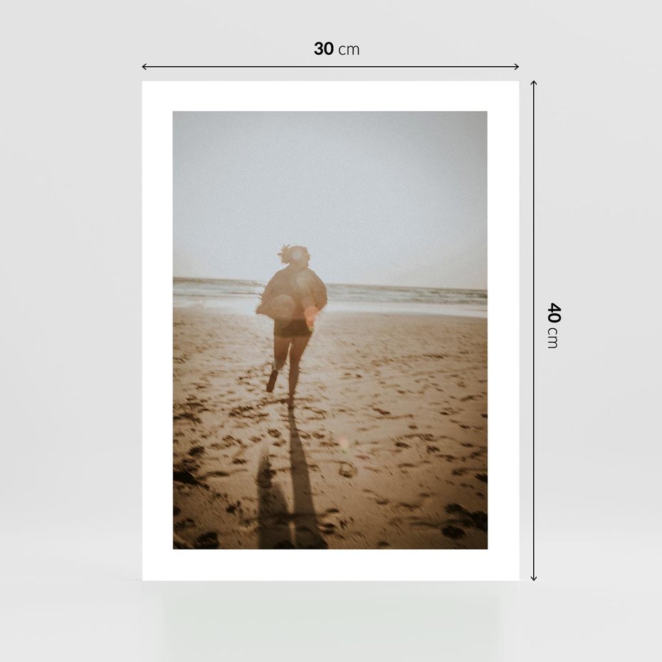 Plakat bez ramy 30x40 - O Zachodzie Słońca - klimatyczna fotografia, postać biegnie po plaży