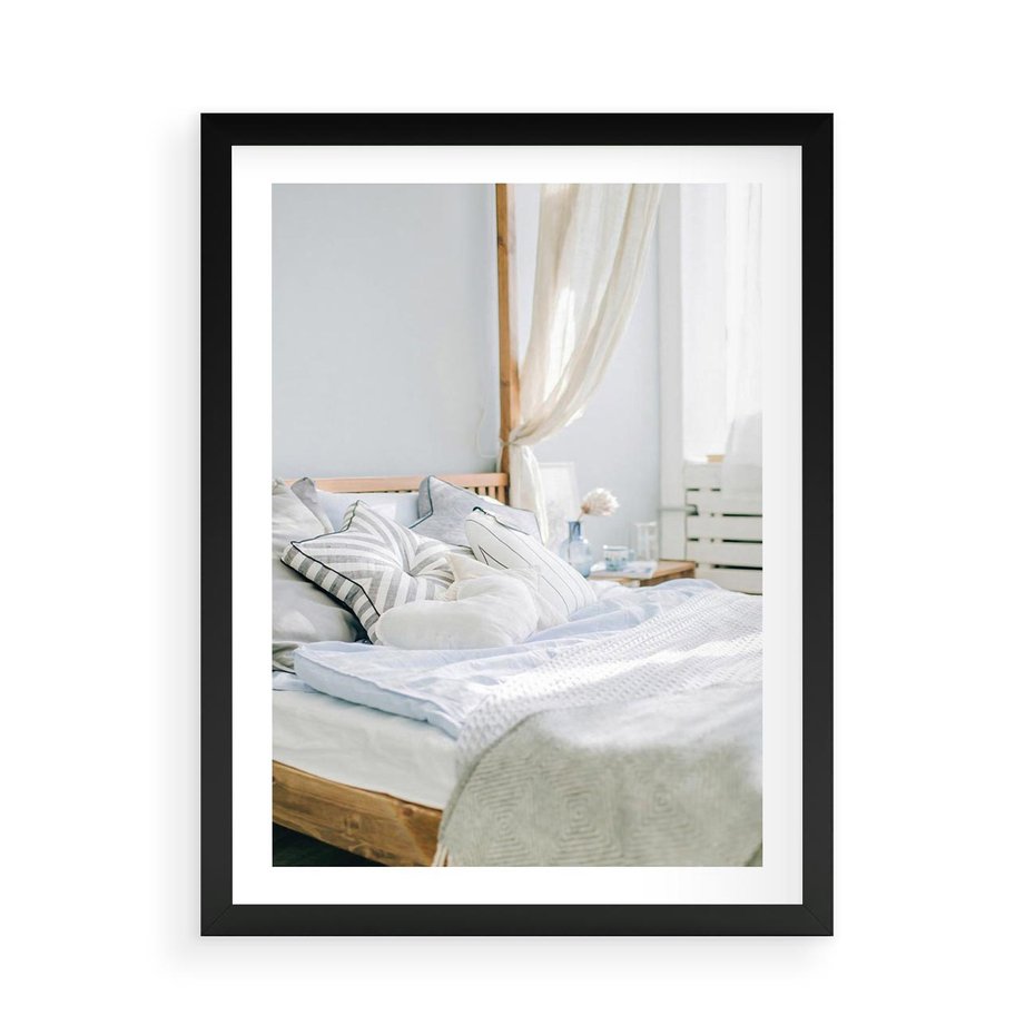 Plakat w ramie 50x70 - Relaks w Sypialni: Jasne Kolory - zdjęcie sypialni, łóżko - rama czarna