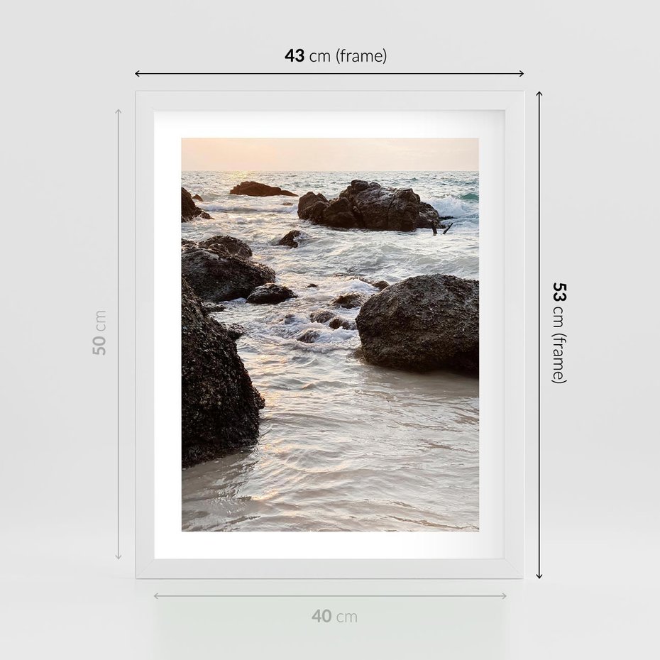 Plakat w ramie 40x50 - Dramatyczna Sceneria: Morze i Skały nad Brzegiem - fale, morze - rama biała