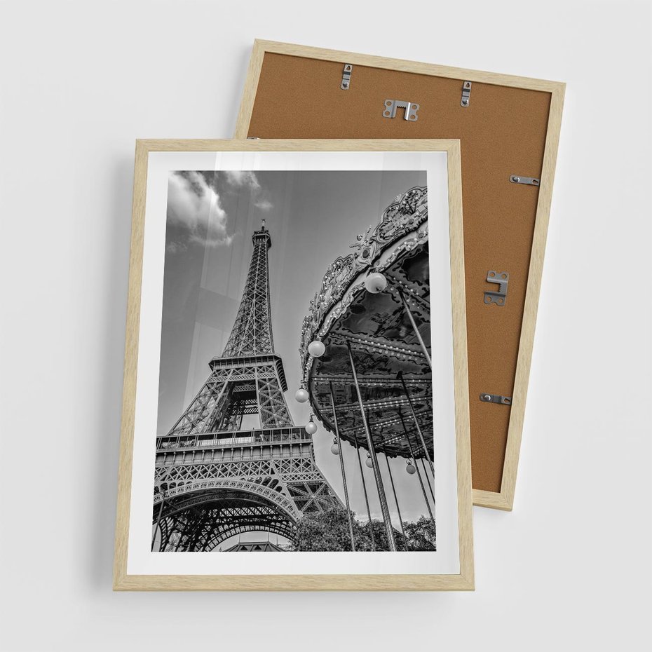 Plakat w ramie 50x70 - Zabawa w Paryżu - czarno białe zdjecie, wieża eiffla - rama drewno