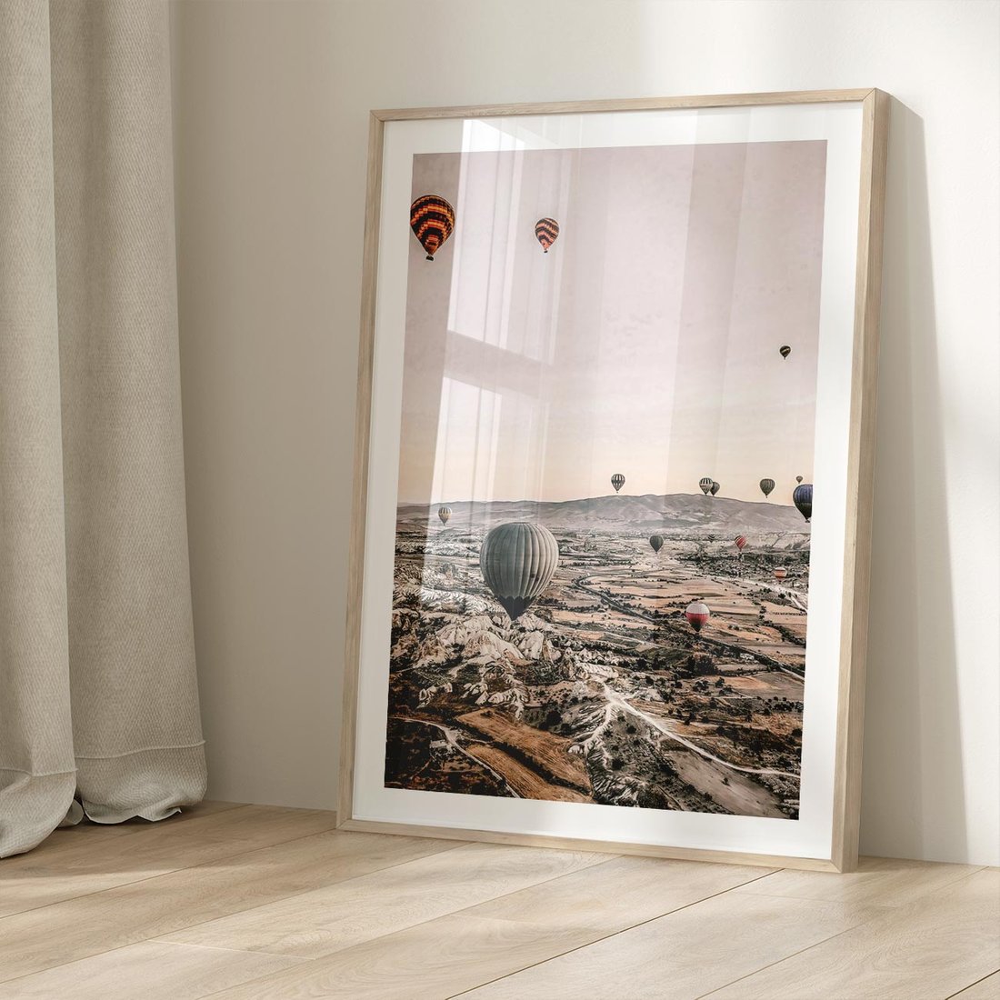 Plakat w ramie 40x50 - Wolność w Powietrzu - balony latające nas pustynnym krajbrazem, balony do latania - rama drewno