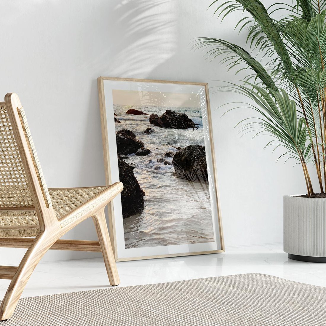 Plakat w ramie 40x50 - Dramatyczna Sceneria: Morze i Skały nad Brzegiem - fale, morze - rama drewno
