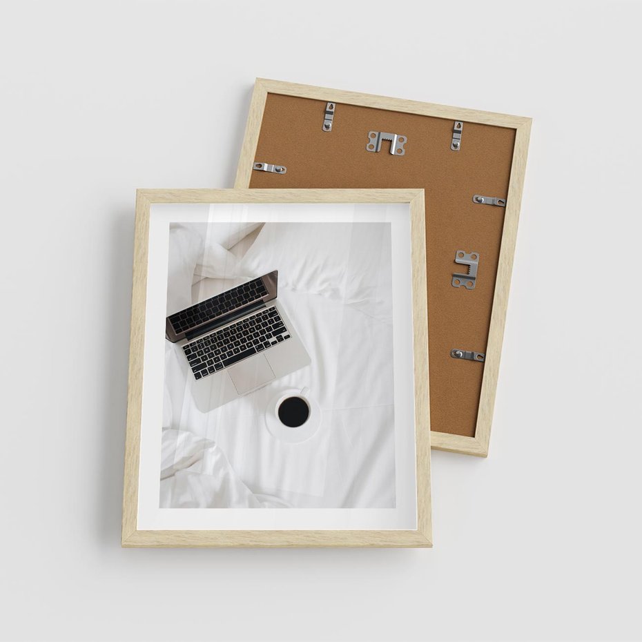 Plakat w ramie 40x50 - Relaks w Łóżku: Kawa i Laptop w Pościeli - komputer, na łóżku - rama drewno