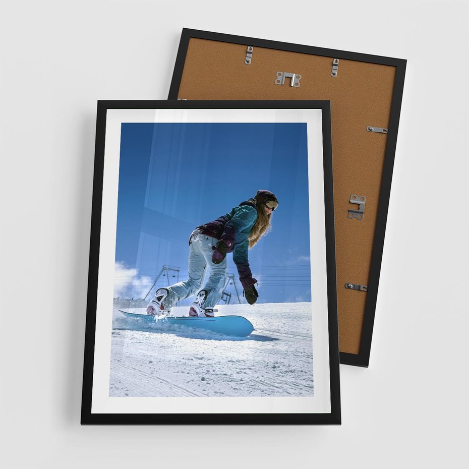 Plakat w ramie 50x70 - Snowboard na zimowych zboczach - snowboard, zima - rama czarna