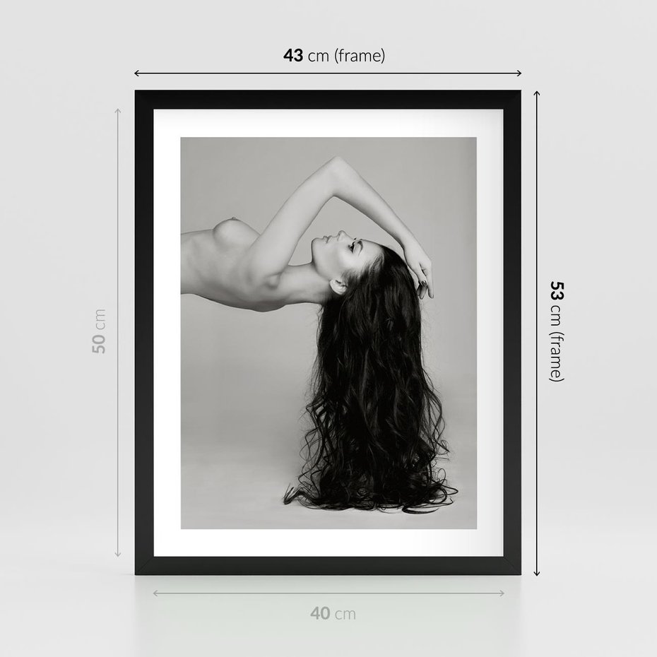 Plakat w ramie 40x50 - Piękno włosów kobiety w ruchu - włosy, piękno - rama czarna