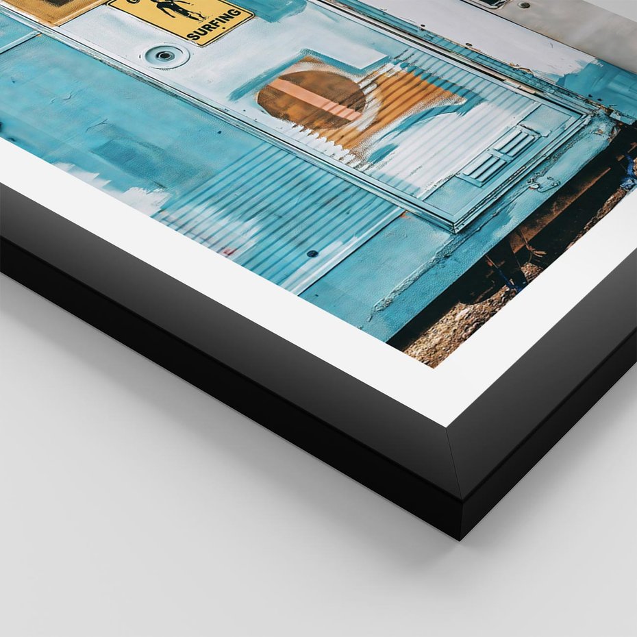 Plakat w ramie 40x50 - Nostalgiczna Podróż - stara przyczepa kempingowa, niebieskie kolory - rama czarna