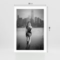 Plakat bez ramy 21x30 - Kapiel w Mieście - czarno białe zdjęcie, kobieta wchodzi do wody