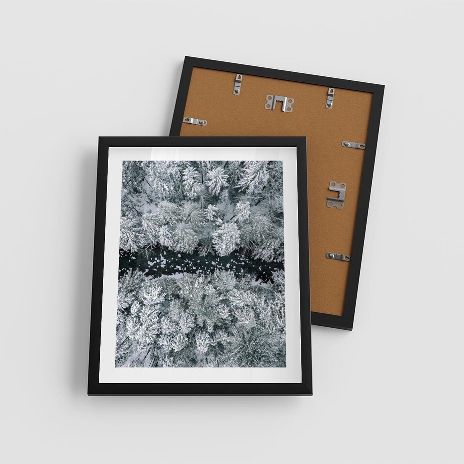 Plakat w ramie 40x50 - Zimowy Krajobraz z Góry - zdjęcie z góry, zaśnieżony las i zamarznięty strumyk - rama czarna