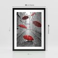 Plakat w ramie 30x40 - Parasole w malowniczej uliczce - parasole, uliczka - rama czarna