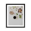 Plakat w ramie 40x50 - Bukiet Kwiatów i Kawa na Stole - fotografia, na stole bukiet - rama czarna