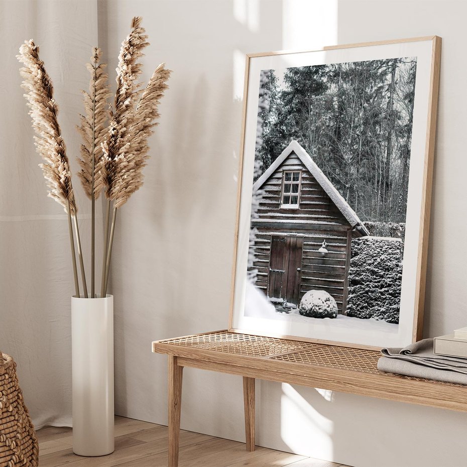 Plakat w ramie 30x40 - Zaklęta Zima - domek w lesie, śnieg - rama drewno