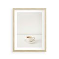 Plakat w ramie 30x40 - Kawa w Prostocie - kawa w filizance, białe tłó - rama drewno