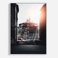 Obraz w ramie 80x120 - Światło Portowe - czarno białe zdjecie, uliczka w nadmorskim mieście - rama biała