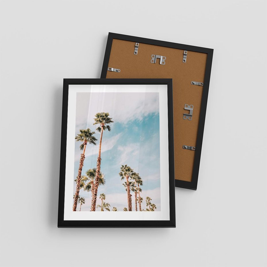 Plakat w ramie 30x40 - Tropikalna Sielskość: Palmy i Błękitne Niebo - palmy na tle błękitnego nieba - rama czarna
