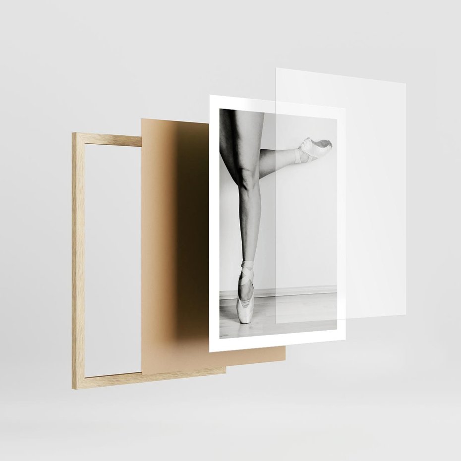 Plakat w ramie 50x70 - Tańcząca Delikatność - artystyczne zdjęcie, odcienie szarości - rama drewno