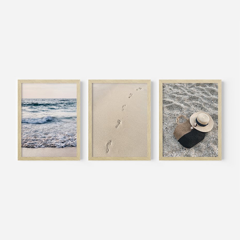 Zestaw obrazy w ramie 50x70 galeria - Plaża, piasek, ślady, kapelusz - rama drewno
