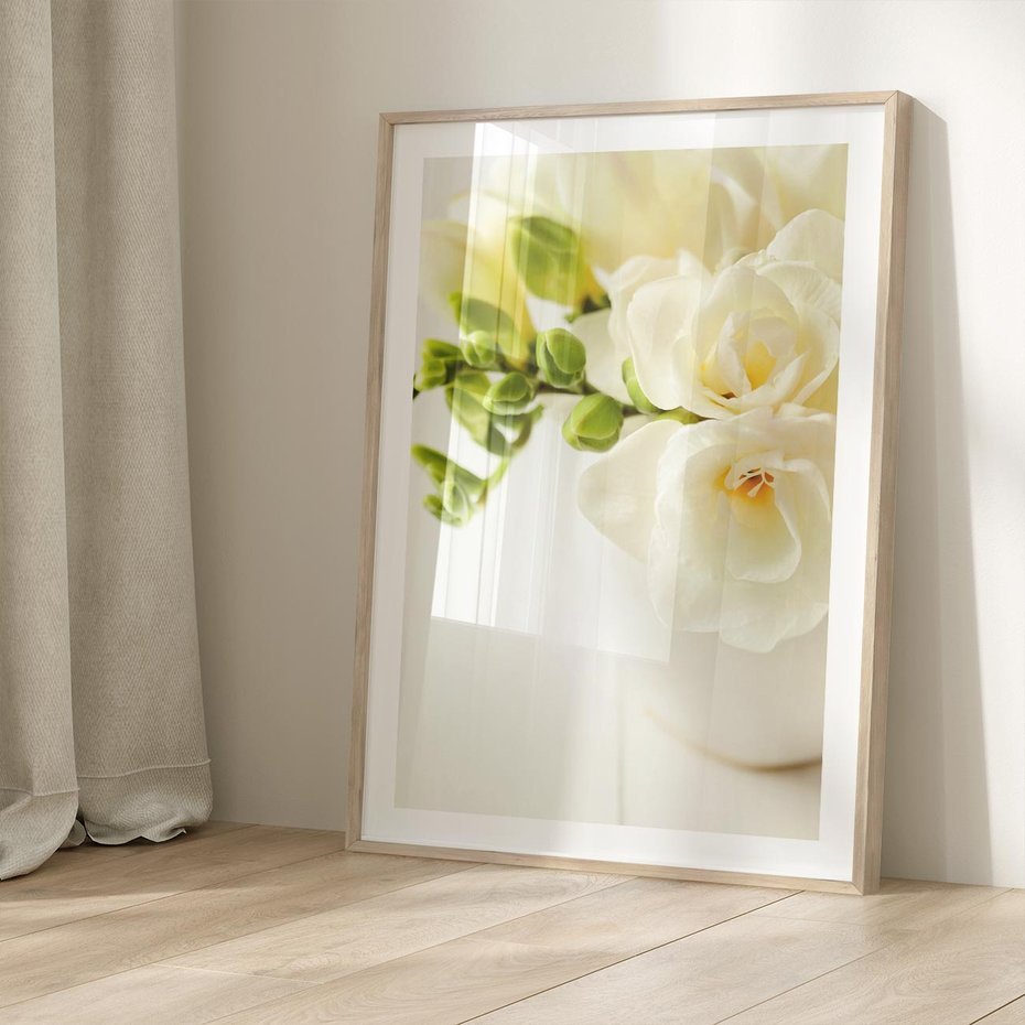 Plakat w ramie 30x40 - Subtelność białych frezji - frezja, białe - rama drewno