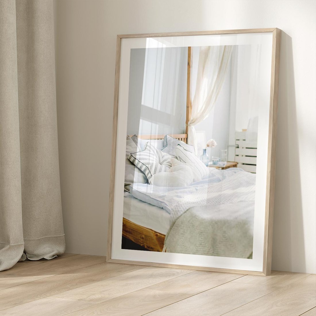 Plakat w ramie 40x50 - Relaks w Sypialni: Jasne Kolory - zdjęcie sypialni, łóżko - rama drewno