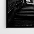 Obraz w ramie 70x100 - Ukryta Uliczka - czarno białe zdjęcie, schody - rama czarna