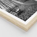 Plakat w ramie 40x50 - Spadające Liście - czarno białe zdjecie, park - rama drewno