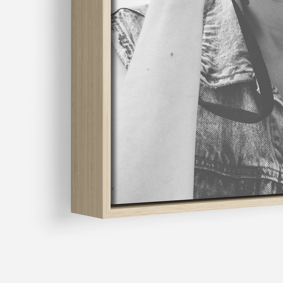 Obraz w ramie 50x70 - Zrób mi Zdjęcie - fotografia, kobieta z aparatem - rama drewno