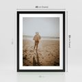 Plakat w ramie 40x50 - O Zachodzie Słońca - klimatyczna fotografia, postać biegnie po plaży - rama czarna