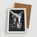 Plakat w ramie 50x70 - Splątane Uczucia - czarno biała fotografia, artystyczna - rama drewno