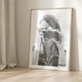 Plakat w ramie 50x70 - Zrób mi Zdjęcie - fotografia, kobieta z aparatem - rama drewno