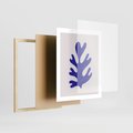 Plakat w ramie 40x50 - Przenikająca Struktura - boho plakat, niebieski liść w intensywnym kolorze - rama drewno