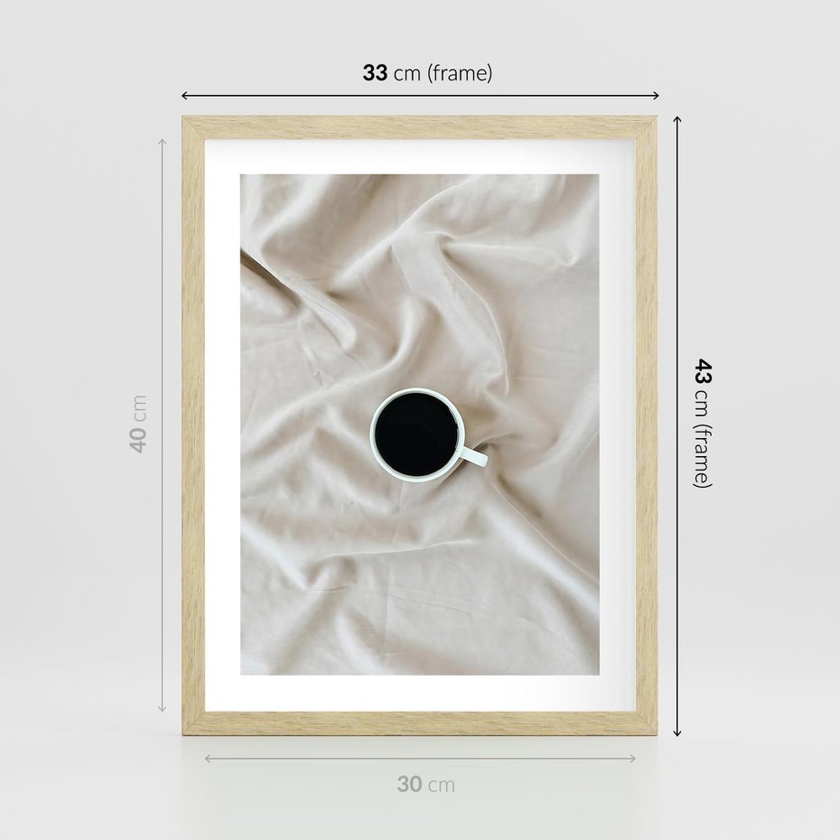 Plakat w ramie 30x40 - Poranek z Kawą - kawa filiżanka w białej pościeli - rama drewno