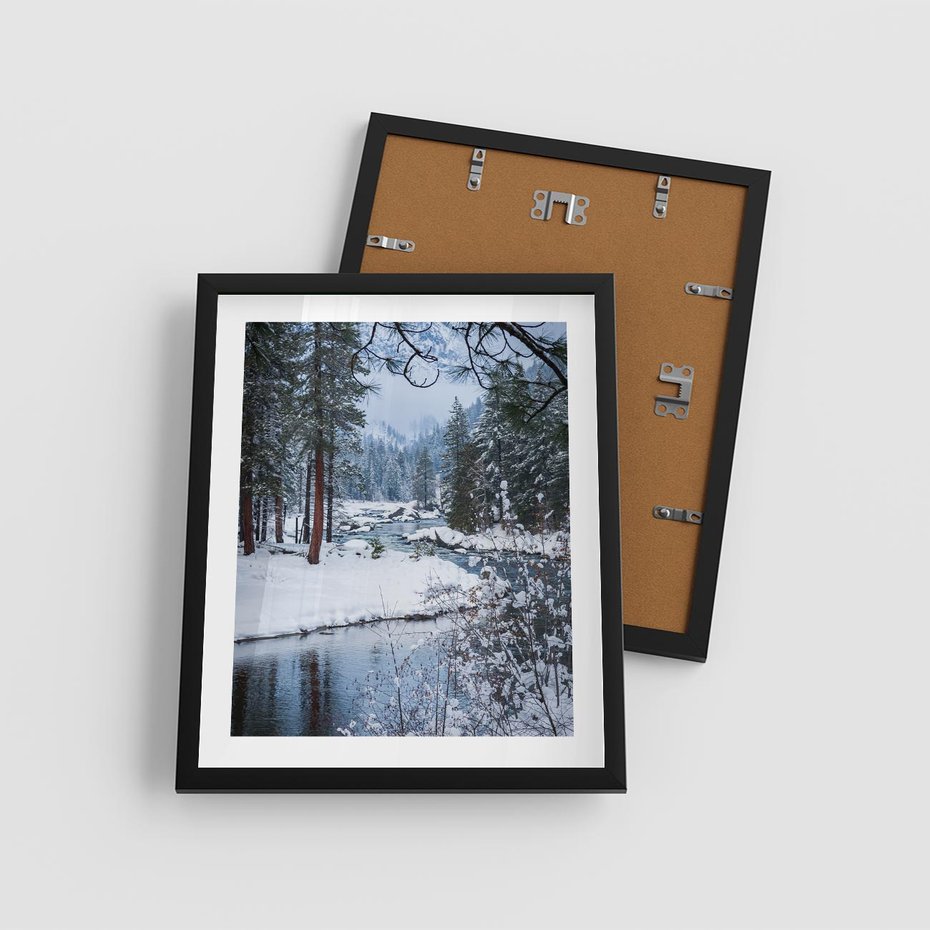 Plakat w ramie 40x50 - Śnieżne cuda - zima, las - rama czarna