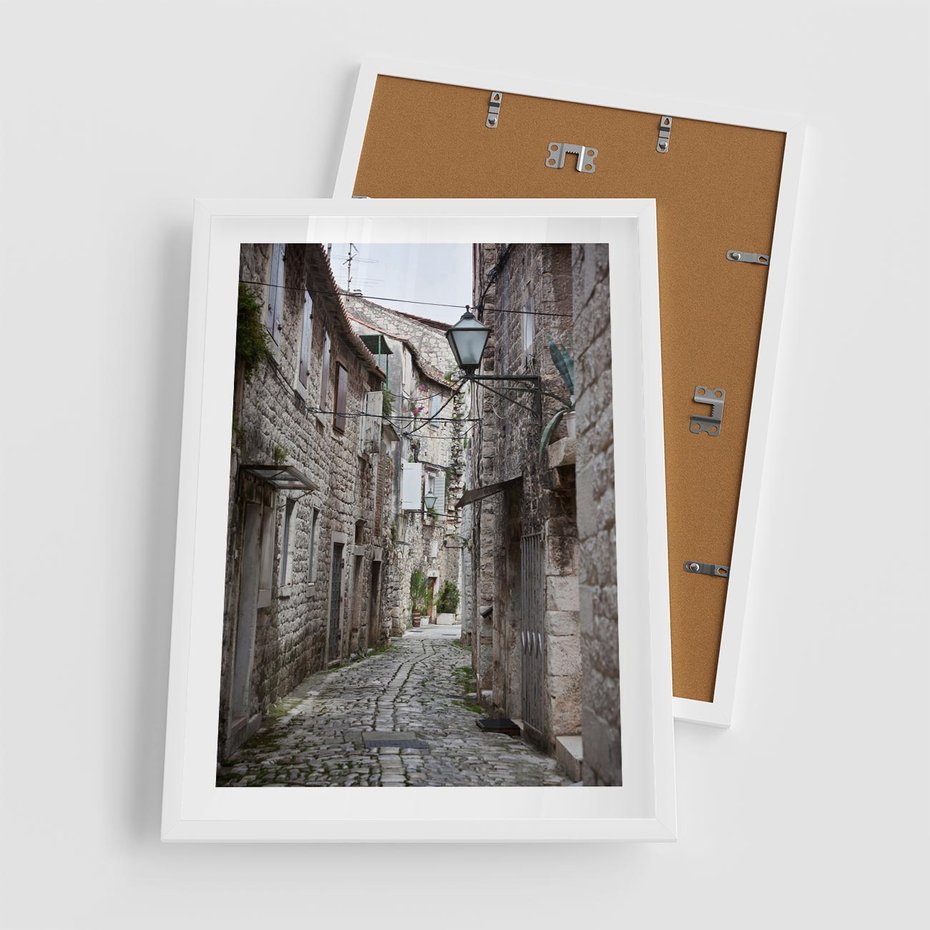 Plakat w ramie 50x70 - Malownicza uliczka we Włoszech - uliczka, Włoch - rama biała