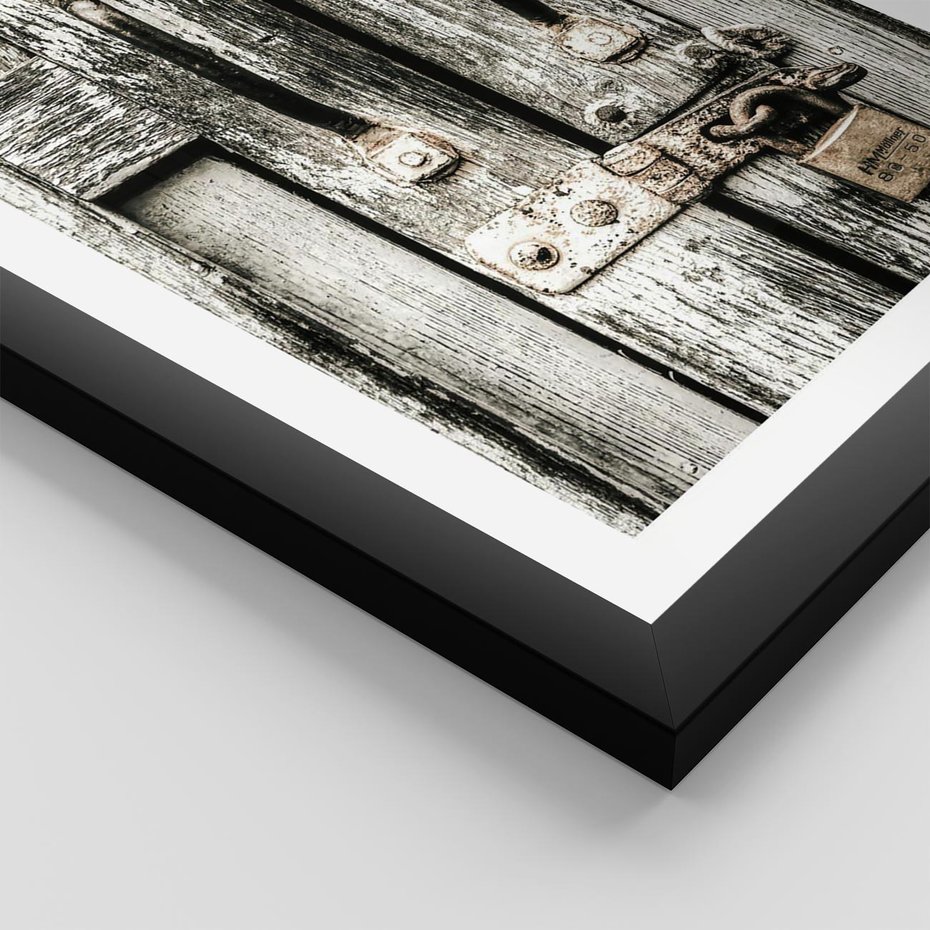 Plakat w ramie 40x50 - Retro Drzwi: Zamknięta Tajemnica - stare drzwi, kłódka - rama czarna