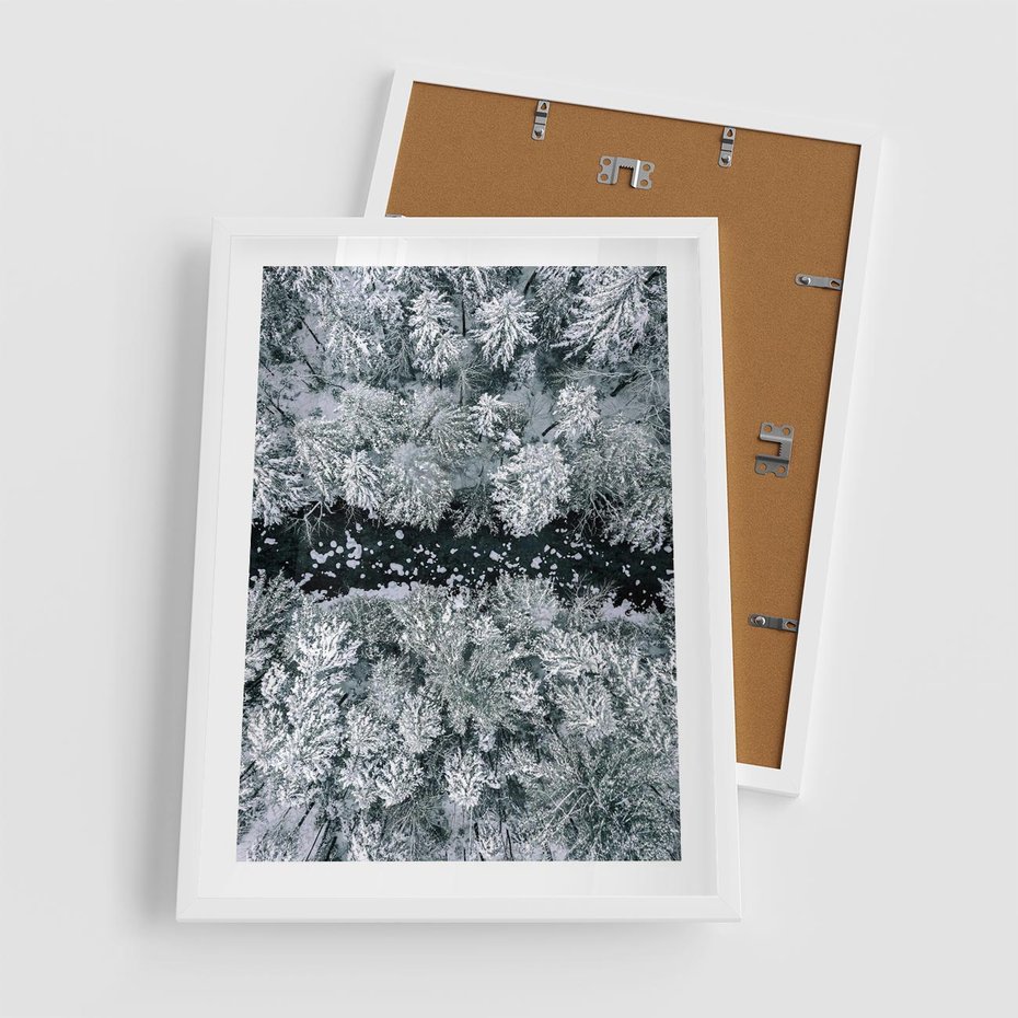 Plakat w ramie 50x70 - Zimowy Krajobraz z Góry - zdjęcie z góry, zaśnieżony las i zamarznięty strumyk - rama biała