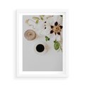 Plakat w ramie 50x70 - Bukiet Kwiatów i Kawa na Stole - fotografia, na stole bukiet - rama biała