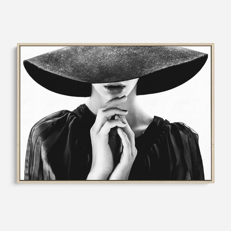 Obraz w ramie 100x70 - Czarna Elegancja - fotografia czarno biała, zbliżenie portret kobiety w czerni - rama drewno