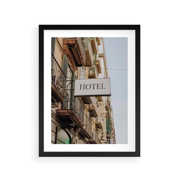Plakat w ramie 40x50 - Magiczne Spacery - hotel, uliczka - rama czarna